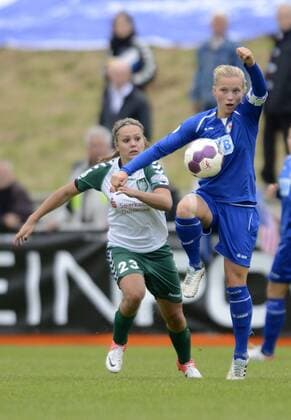 Lieke Martens (li., FCR) und Tabea Kemme (Pot), FCR Duisburg - 1.FFC Turbine Potsdam, Fußball, Frauen, Bundesliga, Saison 2012 2013, Duisburg, 23.09.2012,