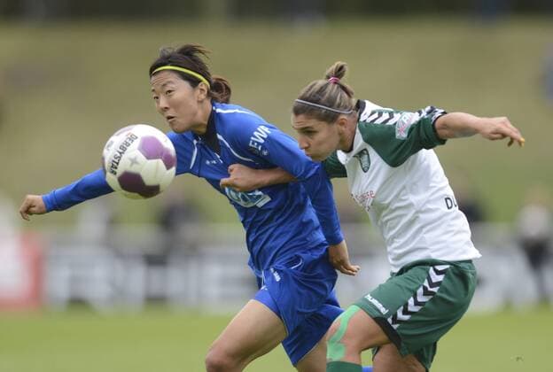 Yuki Ogimi (li., Pot) und Laura Neboli (FCR), FCR Duisburg - 1.FFC Turbine Potsdam, Fußball, Frauen, Bundesliga, Saison 2012 2013, Duisburg, 23.09.2012,