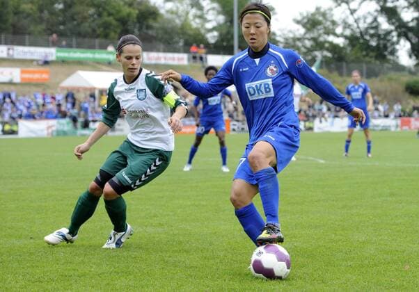 Jennifer Oster (li., FCR) und Yuki Ogimi (re., Pot), FCR Duisburg - 1.FFC Turbine Potsdam, Fußball, Frauen, Bundesliga, Saison 2012 2013, Duisburg, 23.09.2012,