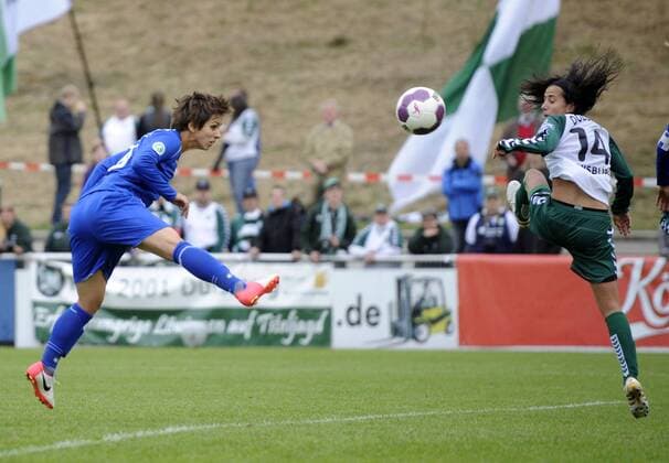 Natasa Andonova (li., Pot) erzielt per Kopf das Tor zum 0:3, Dolores Silva (re., FCR), FCR Duisburg - 1.FFC Turbine Potsdam, Fußball, Frauen, Bundesliga, Saison 2012 2013, Duisburg, 23.09.2012,