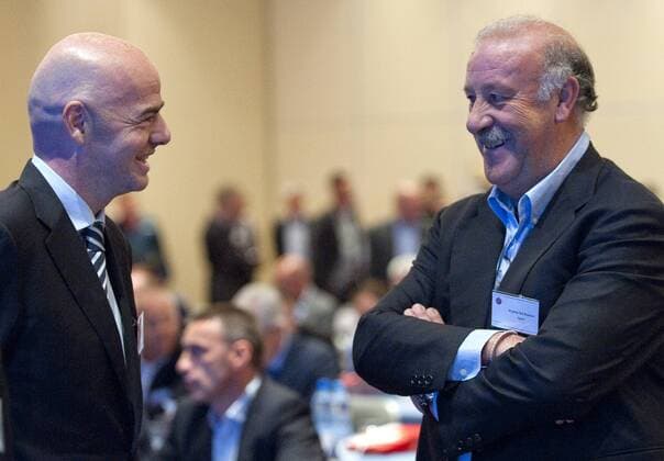 Gianni Infantino ( Generalsekretär UEFA ) und Vicente del Bosque ( Nationaltrainer Spanien ) FUSSBALL: Analyse der EURO 2012 während der Nationaltrainer-Konferenz der UEFA in Warschau - 24 09 2012 Mediasport Panoramic 