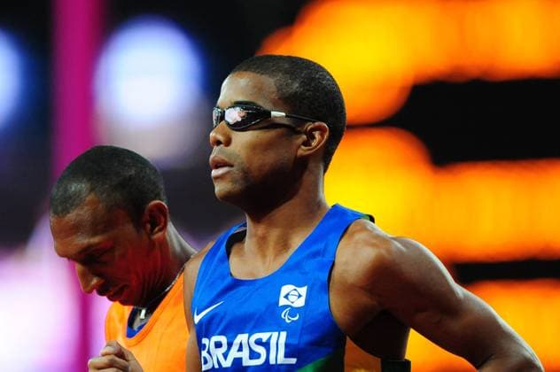 Odair dos Santos, prata nos 1.500m rasos classe T11. Aos 9 anos uma retinose pigmentar comecou a tirar a visao de Odair. Aos 10 ele comecou a correr por influencia de um tio atleta, mas parou aos 17. Aos 22 o paulistano voltou as pistas e logo conquistou medalhas e recordes mundiais. Em 2010 tudo mudou. Odair foi reclassificado para T11 (perda total de visao) e teve que se adaptar a nova classe e reescrever sua historia da modalidade. Jogos Paralimpicos de Londres 2012. Londres, Reino Unido - 03 09 12. x(2297)xSauloxCruzx xFotoarenax  (11478) Paralimpiadas de Londres