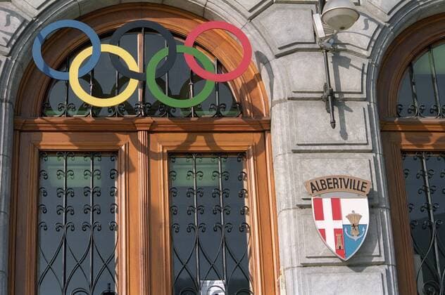 Olympische Ringe an der Stadtverwaltung von Albertville, Austragungsort der olympischen Winterspiele 1992