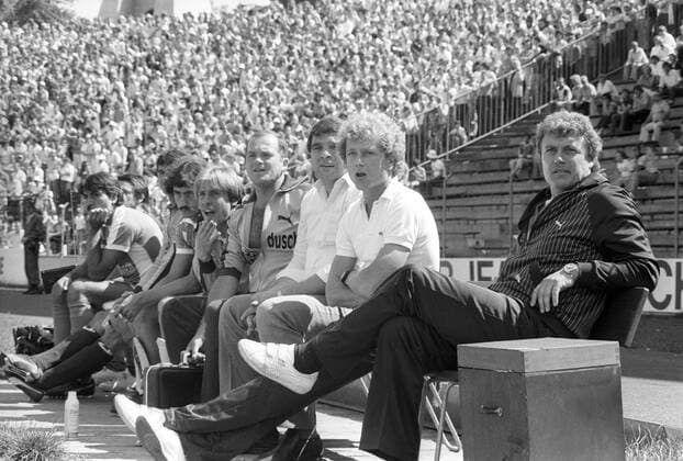 Karlsruher SC - TSV 1860 München 7:2 - Trainer Carl Heinz Rühl (re.) und Co Trainer Jürgen Radau (2.v.re., beide 1860)