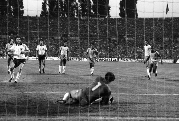 BR Deutschland - Brasilien 1:2 - Paul Breitner (BRD) verschiesst einen Elfmeter gegen Torwart Valdir Peres (Brasilien), dahinter v.li.: Oscar, (Brasilien), Hansi Müller (BRD), Luisinho, Toninho Cerezo und Socrates (alle Brasilien)
