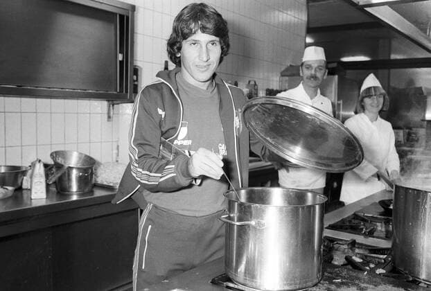 Zico (Brasilien) probiert die Suppe