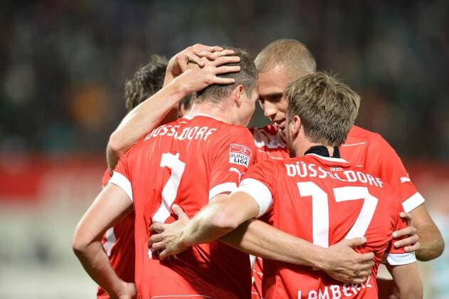 Die Spieler der Fortuna Duesseldorf bejubeln das Tor zum 0:1 durch Oliver FINK (Fortuna Duesseldorf Mitte). Saison 2012 2013, 2012, Fussball, 1. Bundesliga, 1. Liga, SpVgg Greuther Fuerth, Spielvereinigung, Fortuna Duesseldorf 1895, Trolli-Arena, DFB, DFL, Deutschland, 25.09.2012