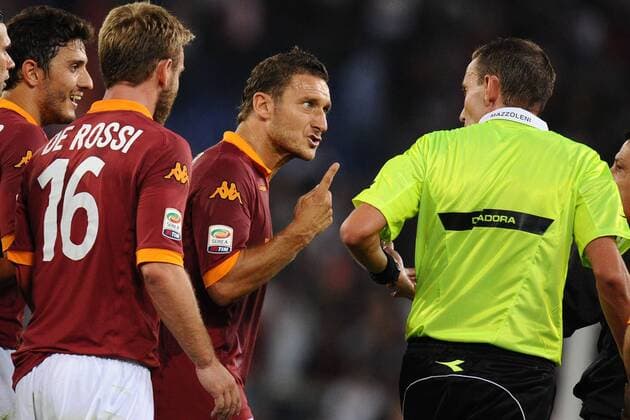 Francesco Totti (RomA) contesta il fischio finale dell arbitro Paolo Silvio Mazzoleni AS Rom - Sampdoria Genua --- AntoniettaxBaldassarre
