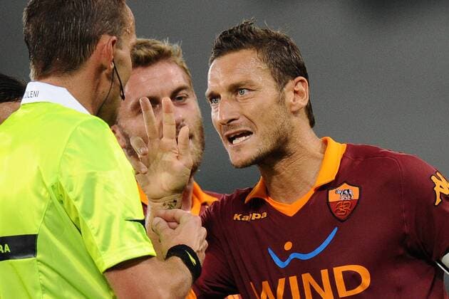Francesco Totti (Roma) mit Referee Paolo Silvio Mazzoleni. 26 09 2012 Serie A 2012 2013 -- AS Roma vs Sampdoria Genua -- AntoniettaxBaldassarre
