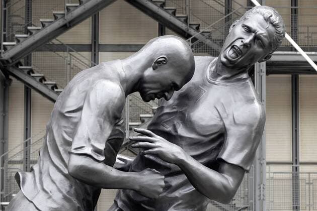IMAGO Iconic Moments, Fußball press; Paris, France le 27 September 2012 - Sculpture by artist Adel Abdessemed displayed in front of the Centre Pompidou art center. The piece of art represents the famous headbutt given by the French footballer Zinedine Zidane to Italian player Materazzi during the 2006 World Cup... 