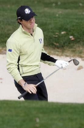Team Europe s Rory McIlroy, of Northern Ireland (Nordirland) , reacts to leaving a chip shot short on the 14th green at the 39th Ryder Cup at Medinah Country Club on September 28, 2012 in Medinah, Illinois.  MED2012092820