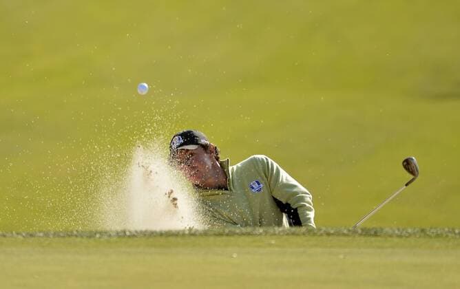 Team Europe s Rory McIlroy of Northern Ireland (Nordirland) blasts out of the bunker onto the 10th green at the 39th Ryder Cup at Medinah Country Club on September 28, 2012 in Medinah, Illinois.  BKX2012092828