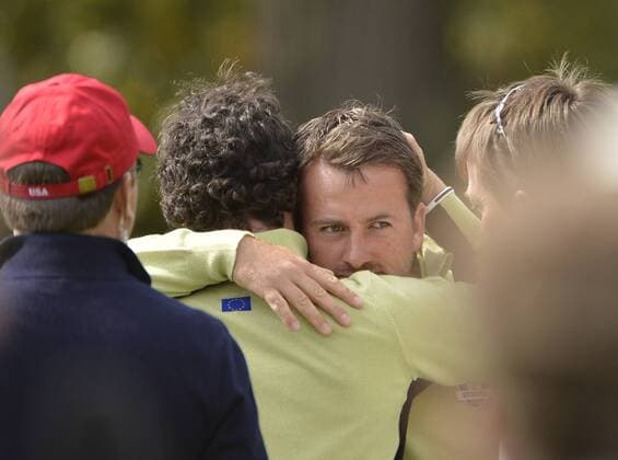 Team Europe s Graeme McDowell of Northern Ireland (Nordirland) (L) hugs teammate and countryman Rory McIlroy after the pair defeated Team USA s Jim Furyk and Brandt Snedeker in their match at the 39th Ryder Cup at Medinah Country Club on September 28, 2012 in Medinah, Illinois.  BKX2012092851