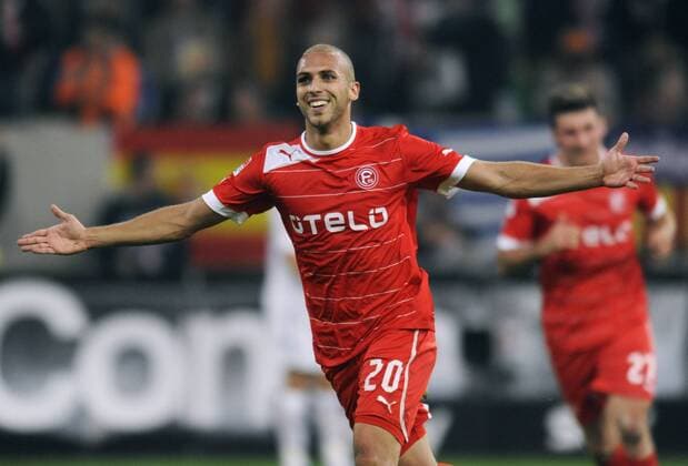 Fussball-Bundesliga, Deutschland, Herren, Saison 2012 2013, 6. Spieltag, ESPRIT-Arena Düsseldorf: Fortuna Düsseldorf (rot) - FC Schalke 04 (weiss) 2:2; Jubel Dani Schahin (Düsseldorf) nach seinem zweiten Tor zum 2:2 Ausgleich. Jubel, Freude, Aktion, Einzelbild.