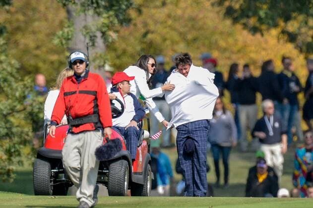 28 September, 2012: Jason Dufner of the USA gets his wife Amanda Dufner to help him change his shirt in day one of Ryder Cup action during the morning Foursomes, at Medinah Country Club, in Medinah, IL. GOLF: SEP 28 PGA Golf Herren - Ryder Cup Icon1640928120863 EDITORIAL USE ONLY