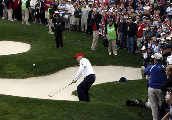 28 September, 2012: USA golfer, Steve Stricker, blasts a shot out of the 18th hole on day one of Ryder Cup action during the afternoon round, at Medinah Country Club, in Medinah, IL. GOLF: SEP 28 PGA Golf Herren - Ryder Cup Icon12092829692 EDITORIAL USE ONLY