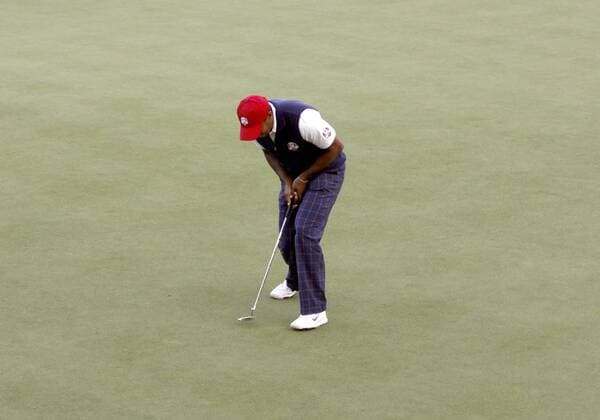 28 September, 2012: USA golfer, Tiger Woods, reacts to missing his putt on the 18th hole on day one of Ryder Cup action during the afternoon round, at Medinah Country Club, in Medinah, IL. GOLF: SEP 28 PGA Golf Herren - Ryder Cup Icon12092829694 EDITORIAL USE ONLY
