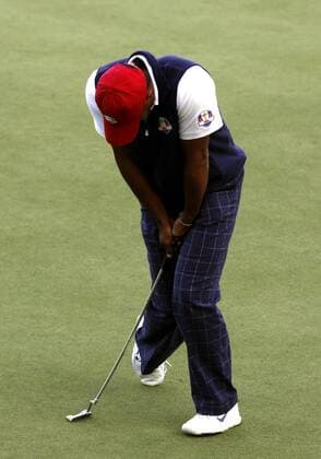 28 September, 2012: USA golfer, Tiger Woods, reacts to missing his putt on the 18th hole on day one of Ryder Cup action during the afternoon round, at Medinah Country Club, in Medinah, IL. GOLF: SEP 28 PGA Golf Herren - Ryder Cup Icon205174 EDITORIAL USE ONLY