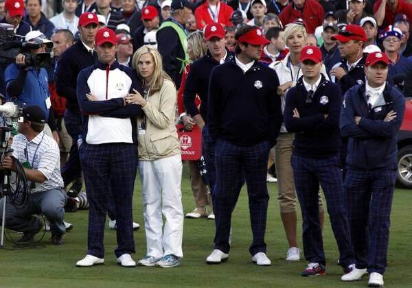 28 September, 2012: Team USA with Webb Simpson (L) and wife Dowd watches on the 18th hole on day one of Ryder Cup action during the afternoon round, at Medinah Country Club, in Medinah, IL. GOLF: SEP 28 PGA Golf Herren - Ryder Cup Icon12092829693 EDITORIAL USE ONLY