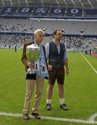 29.09.2012, Fussball 2. Bundesliga 2012 2013, 8. Spieltag , TSV 1860 München - SV Sandhausen, in der Allianz-Arena München. v.l. Präsident Dieter Schneider (1860) und Geschäftsführer Robert Schäfer (1860) zufrieden.