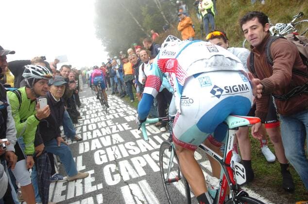 2012, Giro di Lombardia, Androni Giocattoli 2012, Anstieg am Muro di Sormano, Fans feuern die Fahrer an 