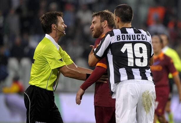 Daniele De Rossi protestiert bei Referee Nicola Rizzoli - Turin 29 9 2012 Stadio Juventus Stadium, Football Calcio Serie A 2012 2013, Juventus Turin Vs AS Rom federicoxtardito