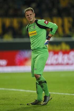 Torwart Marc-Andre TER STEGEN (MG) muß nach dem Zusammenstoss mit seinem Mannschaftskameraden Igor DE CAMARGO (MG) und der unglücklichen unsanften Landung mit einer Rückenverletzung ausgewechselt werden