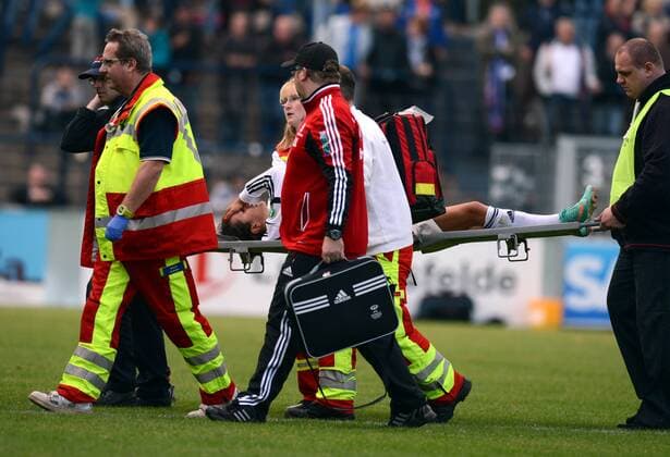 Fussball, Frauen, 1. Bundesliga, Saison 2012 2013 (3. Spieltag), 1. FFC Turbine Potsdam - 1. FFC Frankfurt, Fatmire Lira Bajramaj wird verletzt abtransportiert, 30.09. 2012,