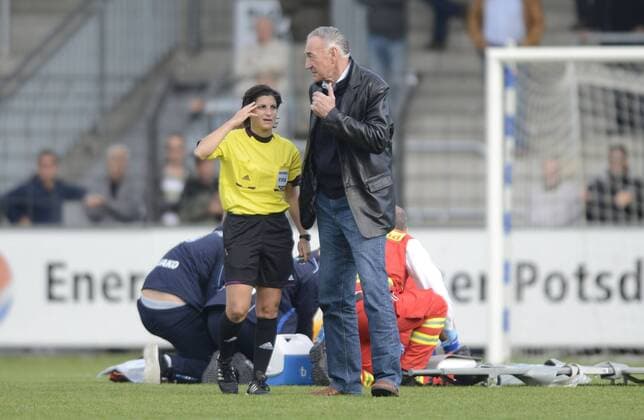 Schiedsrichterin Dr. Riem Hussein (li.) und Trainer Bernd Schröder (re., Pot) im Gespräch, 1.FFC Turbine Potsdam - 1.FFC Frankfurt, Fußball, Frauen, Bundesliga, Saison 2012 2013, Potsdam, 30.09.2012,