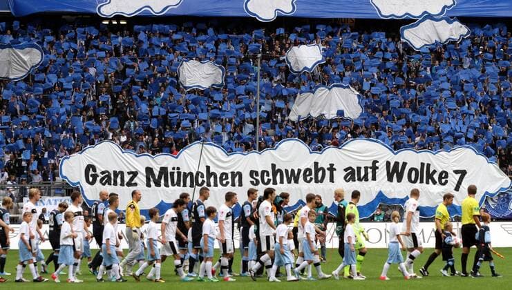 Ganz München schwebt auf Wolke 7 : TSV 1860 München-Fankurve feiert ihre Mannschaft mit einem blau-weissen Transparent Fussball 2. BL München Allianz Arena 29.09.2012 TSV 1860 München
