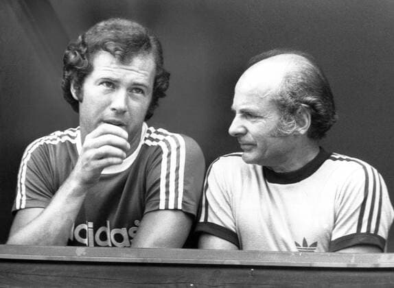 Franz Beckenbauer (li.) und sein Trainer Dettmar Cramer (beide FC Bayern München)
