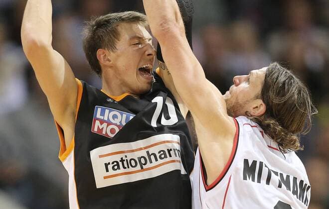 New Yorker Phantoms Braunschweig (NYP) vs. Rathiopharm Ulm v.l. Daniel Theis (ratiopharm Ulm), Nils Mittmann (Braunschweig)