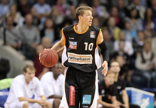New Yorker Phantoms Braunschweig (NYP) vs. Rathiopharm Ulm Daniel Theis (ratiopharm Ulm)