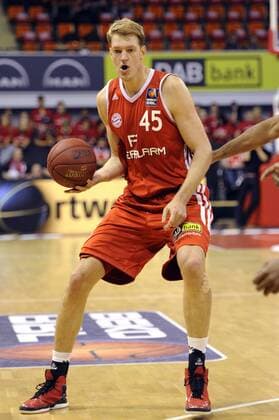 JAN HENDRIK JAGLA (FCB),Aktion,Einzelaktion,Einzelbild, Freisteller,Ganzkoerperaufnahme,ganze Figur. Basketball 1. Bundesliga, 01.Spieltag,Basketball 1. Bundeliga FC Bayern München - EWE Baskets Oldenburg. Audi Dome am 03.10.2012.