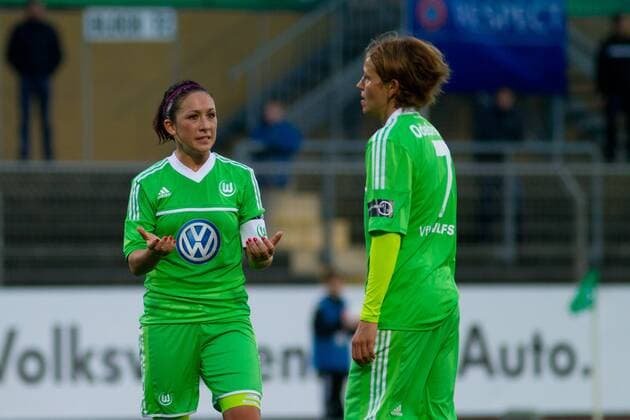 Nadine Keßler (li.) und Viola Odebrecht (VfL Wolfsburg) - UEFA Womens Champions League Saison 2012-13 VFL Wolfsburg vs. RTP Unia Raciborz im Stadion am Elsterweg in Wolfsburg - Aktion,4.10.2012,Deutschland,Fußball,Frau,Frauen