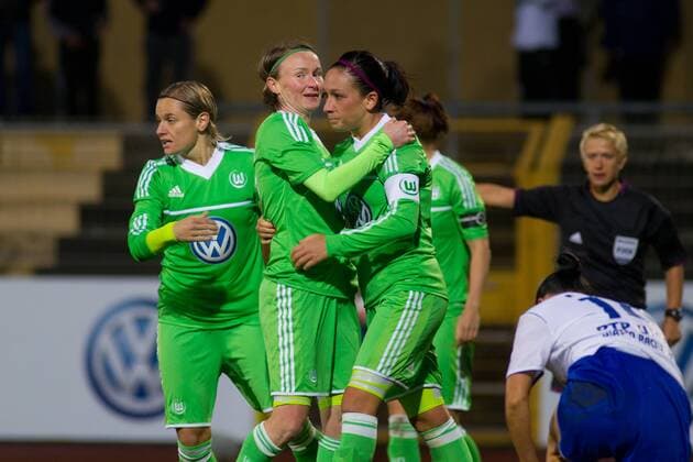 Torjubel - Torschützin Conny Pohlers (Mi.) trifft zum 2-1und Nadine Keßler (VfL Wolfsburg)- UEFA Womens Champions League Saison 2012-13 VFL Wolfsburg vs. RTP Unia Raciborz im Stadion am Elsterweg in Wolfsburg - Aktion,4.10.2012,Deutschland,Fußball,Frau,Frauen
