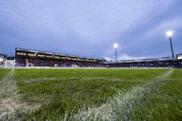 Fußball, Stadiongeschichte VfL Osnabrück Osnabrück, Deutschland 05. Oktober 2012: 3. Bundesliga 12 13 - VfL Osnabrück. charakteristisch Detail. Osnatel Arena Bremer Brücke unter Flutlicht.