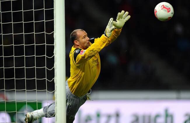 5. Oktober 2012: Berlin, Olympiastadion: Fussball 2. Bundesliga, 9. Spieltag: Hertha BSC - TSV 1860 München: Münchens Torwart Gabor Kiraly pariert einen Ball.