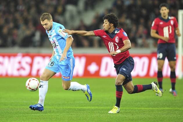 Ryan Mendes (Lille) vs Samuel Bouhours (ajaccio) FOOTBALL : Lille OSC (LOSC) vs AC Ajaccio - L1 - 06 10 2012 JBAutissier Panoramic 