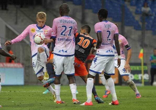 Younes Belhanda dans la defense d Evian FOOTBALL : Montpellier vs Evian Thonon Gaillard - Ligue 1 - 06 10 2012 RichardGosselin Panoramic 