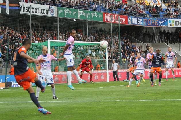 Garry Bocaly trouve le poteau FOOTBALL : Montpellier vs Evian Thonon Gaillard - Ligue 1 - 06 10 2012 RichardGosselin Panoramic 