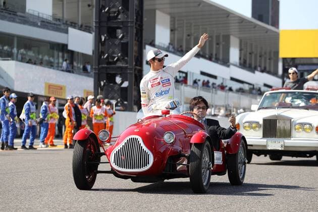 07.10.2012- Kamui Kobayashi (JAP) Sauber F1 Team C31 während der Fahrerparade, sein Fahrer macht mit seinem Handy ein Foto Japanese Grand Prix, Suzuka 4 - 7 October 2012 