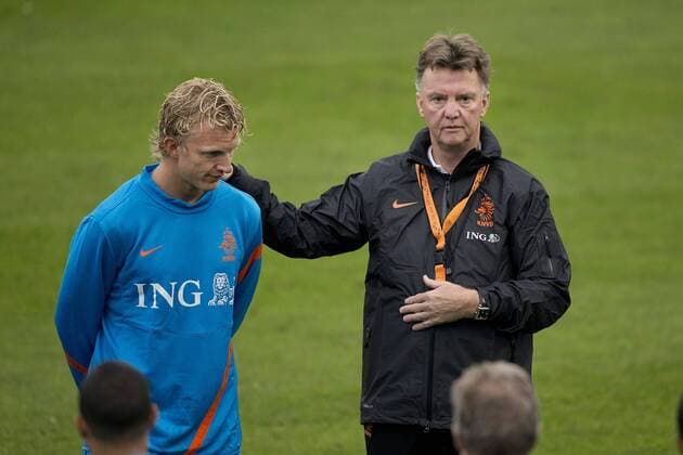 (L-R) Dirk Kuyt of Holland,coach Louis van Gaal of Holland Training session Dutch team 2012 2013 xVIxVI-Imagesx xLaurensxLindhoutxIVx 1185802