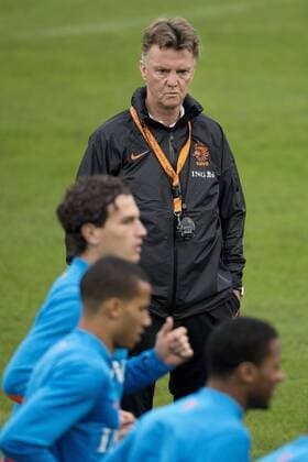 (L-R) coach Louis van Gaal of Holland,Daryl Janmaat of Holland,Ricardo van Rhijn of Holland Training session Dutch team 2012 2013 xVIxVI-Imagesx xLaurensxLindhoutxIVx 1185804