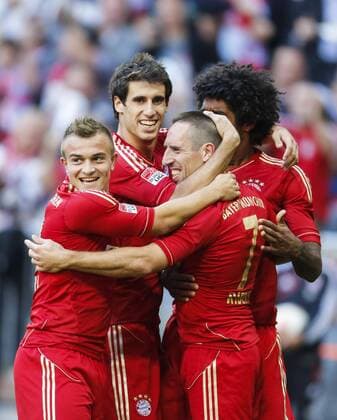 Frank Ribery (Bayern 7) jubelt nach dem Tor zum 2-0 mit Xherdan SHAQIRI, FCB 11, Javi MARTINEZ, FCB Nr. 8 , DANTE (FCB Nr.4) Bonfim Costa Santos, Jubel, Freude, Emotionen, Feiern, Lachen, jubelt, freuen, reisst die Arme hoch, ballt die Faust FC BAYERN München -TSG 1899 HOFFENHEIM ( 2-0 ) Fussball 1. Bundesliga , München, am 06.10.2012 07.Spieltag,07.Spieltag, Saison 2012 2013, Saison1213, Liga01, 1.Liga, 1.Bundesliga, FCB, München, HOFF