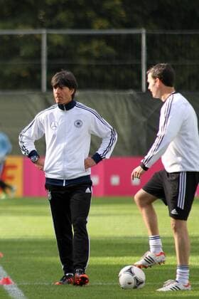 09.10.2012, DFB-Training, als Vorbereitung für die WM-Qualifikationsspiele gegen Irland und Schweden, Aktion, Freisteller Bundestrainer Joachim Löw (Deutsche Nationalmannschaft) Spielt mit dem Ball