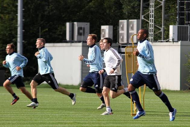 09.10.2012, DFB-Training, als Vorbereitung für die WM-Qualifikationsspiele gegen Irland und Schweden, Aktion Fitnesstrainer Shad Forsythe mit Philipp Lahm, Bastian Schweinsteiger und anderen Spielern der Deutschen Nationalmannschaft