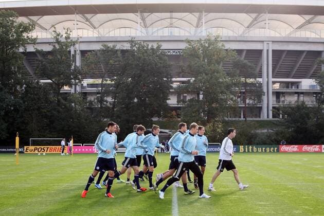 Reduzierter Kader der Nationalmannschaft läuft sich an der Frankfurter Commerzbank Arena warm, Fitnesstrainer Shad Forsythe geht voran