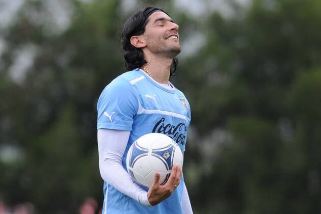 Uruguay s Sebastian Loco Abreu participates in a training session, on Oct. 8, 2012. (Xinhua Nicolas Celaya) (sp) URUGUAY-MONTEVIDEO-SOCCER-TRAINING SESSION 