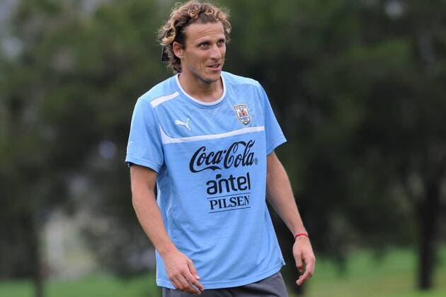 Uruguay s Diego Forlan participates in a training session, on Oct. 8, 2012. (Xinhua Nicolas Celaya) (sp) URUGUAY-MONTEVIDEO-SOCCER-TRAINING SESSION 